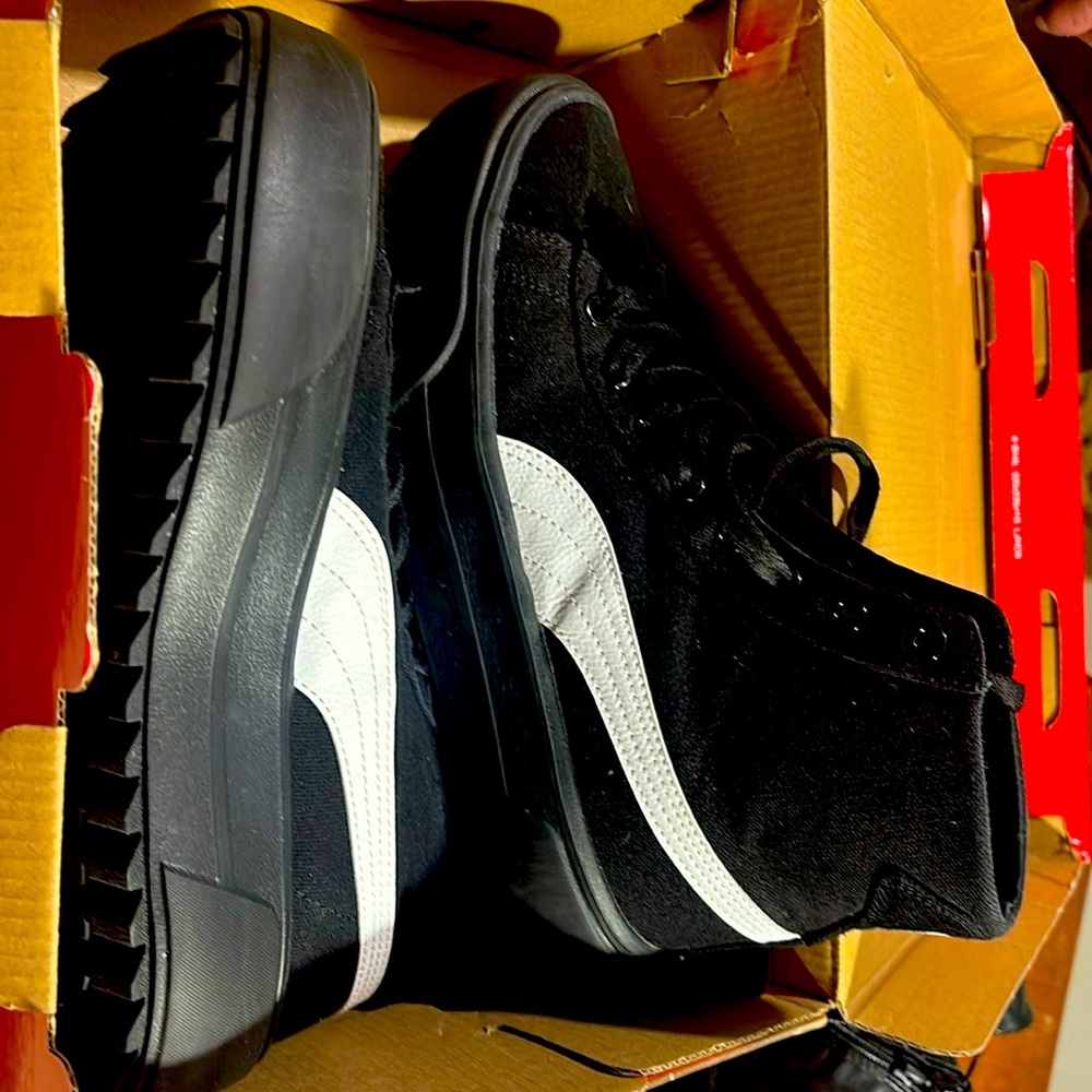 Women's US size 9 PUMA Kaia Mid CV